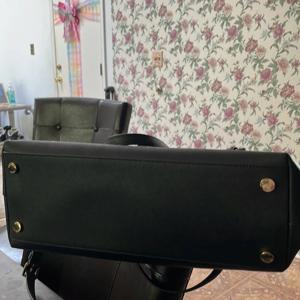 Michael Kors large black bag. Excellent condition no tears or marks on it - Picture 12 of 12